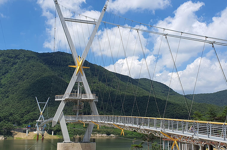 보현산댐 출렁다리